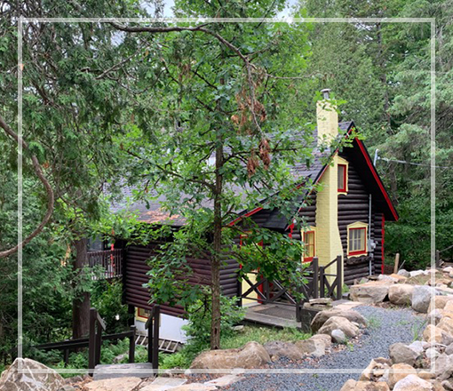 Homepage---square-image-with-border-COZY-COTTAGE